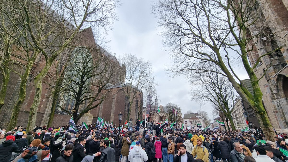 MattijsGlas's tweet image. Dit is huge, hele Domplein vol. "Insha'Allah" en "allahu akbar" roepende menigte. Terwijl net radicale moslims Syrië hebben overgenomen. Wie hebben we in vredesnaam ons land binnengelaten.