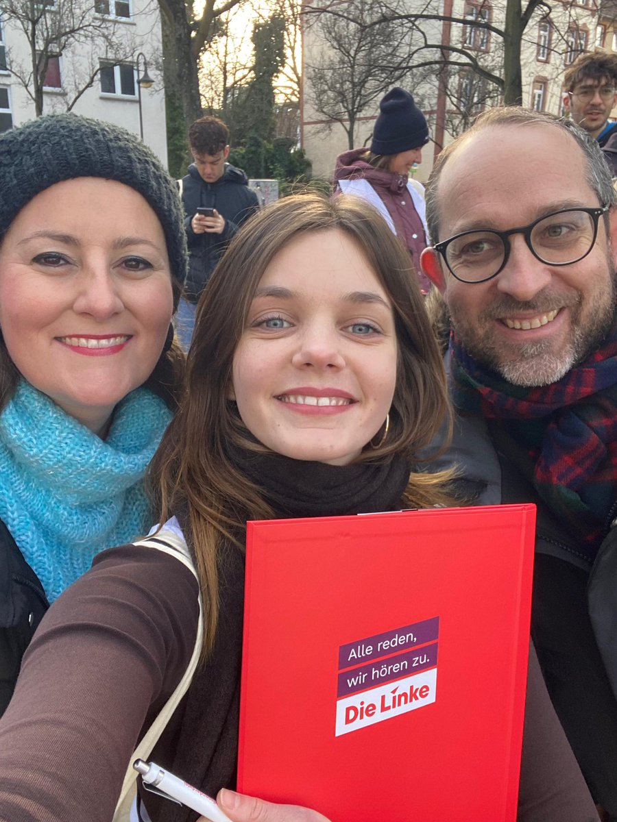 michael_muell80's tweet image. Heute mit @Janine_Wissler an den Haustüren geklingelt. Voll motiviert mit vielen Leuten. 
#dielinke #ZweiterAdvent