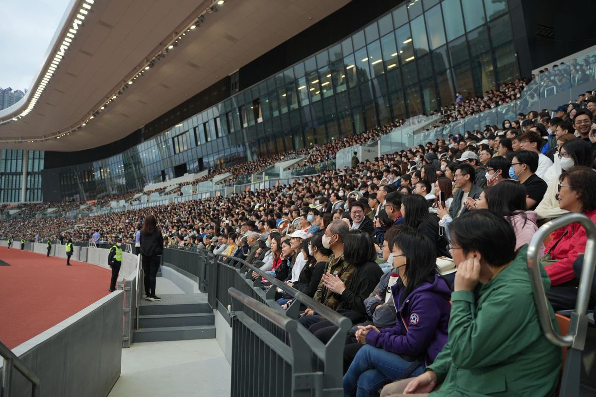 hkpoliceforce's tweet image. POISED TO PROTECT🏟️
Successfully accommodating 7K &amp;amp; 5K spectators comprising🇭🇰govt staffers/ youth group members/ #KaiTak residents etc. respectively in an elevated inter-dept drill—the🆕#KaiTakSportsPark’s📍Kai Tak Arena &amp;amp;📍Youth Sports Ground rose to the #StressTest in terms of
