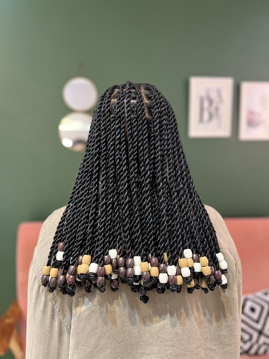 fritzhairstudio's tweet image. Beaded medium size twists😍

These are a must do hairstyle
#fritzhairstudio #knotlessbraids