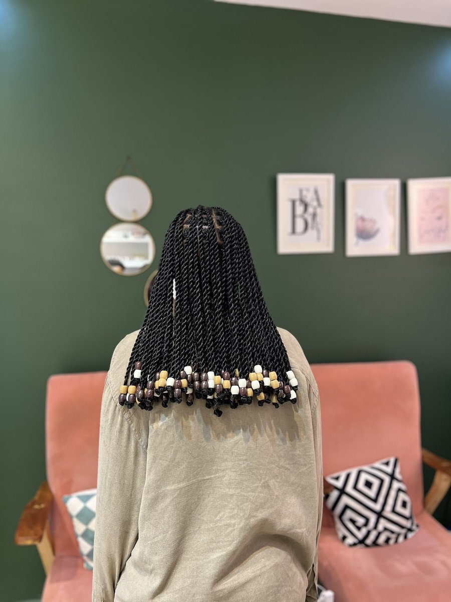 fritzhairstudio's tweet image. Beaded medium size twists😍

These are a must do hairstyle
#fritzhairstudio #knotlessbraids