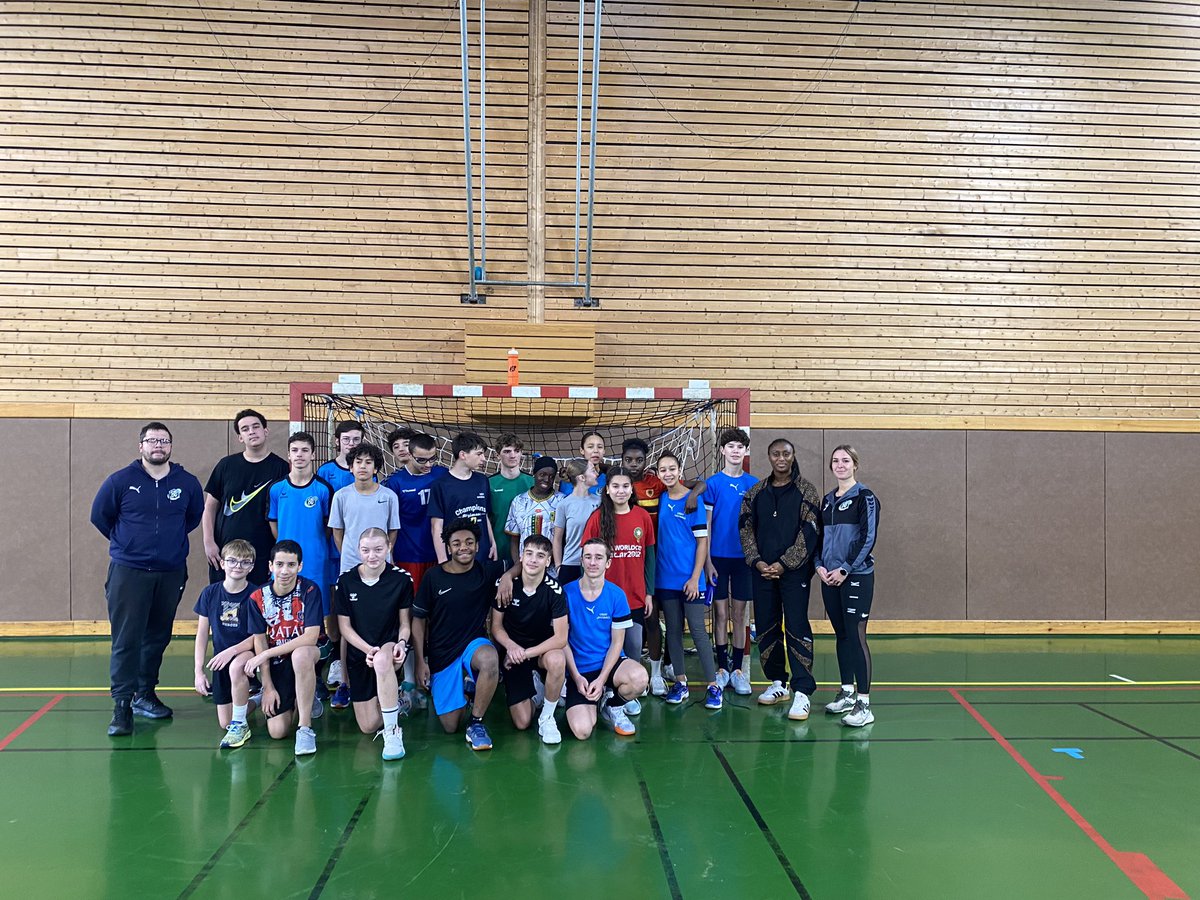 Merci à <a href="/dembele_siraba/">Dembele siraba</a>  pour avoir accepté d’être la marraine de la section handball portée par Justine Hue, professeur d’EPS. Une véritable source d’inspiration pour aider les élèves à se construire et se projeter. <a href="/dsden28/">DSDEN d’Eure-et-Loir - Académie d’Orléans-Tours</a> <a href="/ac_orleanstours/">Académie d'Orléans-Tours</a>