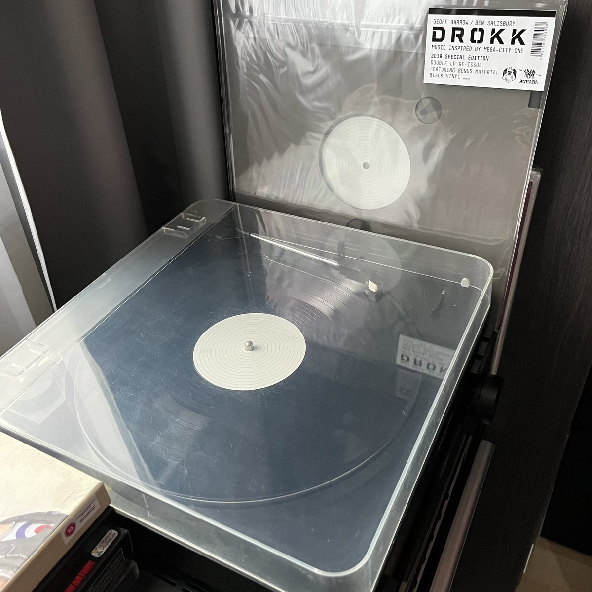 Unkle_Lee44's tweet photo. A bit of moody Mega City inspired electronica for this dank Sunday afternoon.
#Drokk #GeoffBarrow #BenSalisbury
#MegaCity #JudgeDredd #2000ad #InvadaRecords https://t.co/SrUXEUAk5H