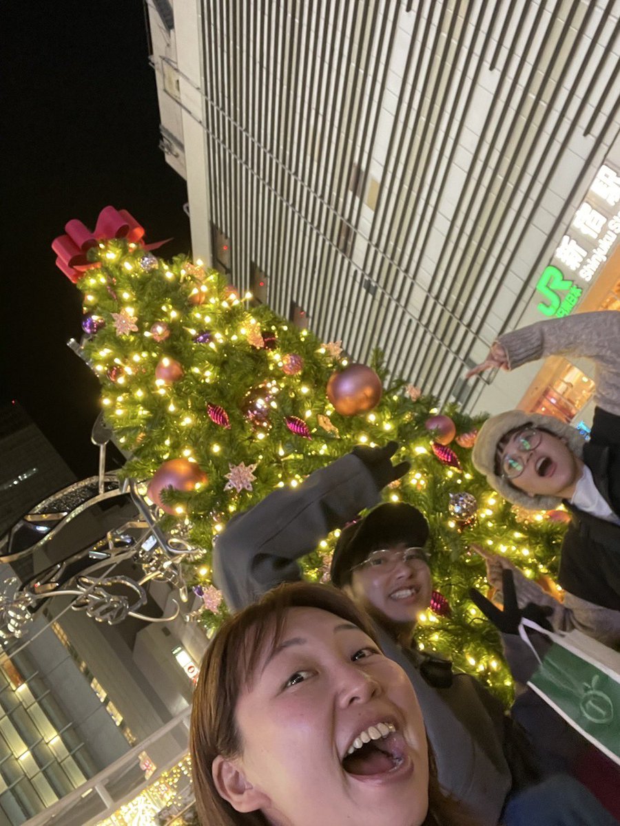 poncotso's tweet photo. 憧れの長ネギ丸焼きをしたり
生き物と戯れたり
ママになった同級生達と再開したり
盛りだくさんの1週間！
〆はなおゆきさん&amp;つっちーと楽しすぎる夜！快晴！
みーんならぶです🫰🏻

明日18:30〜スタンドアッ���出ます！
イルカシ��ーストライキしちゃうイルカくらいのびのびやりたいと思います🐬 https://t.co/9OfszcbVaH