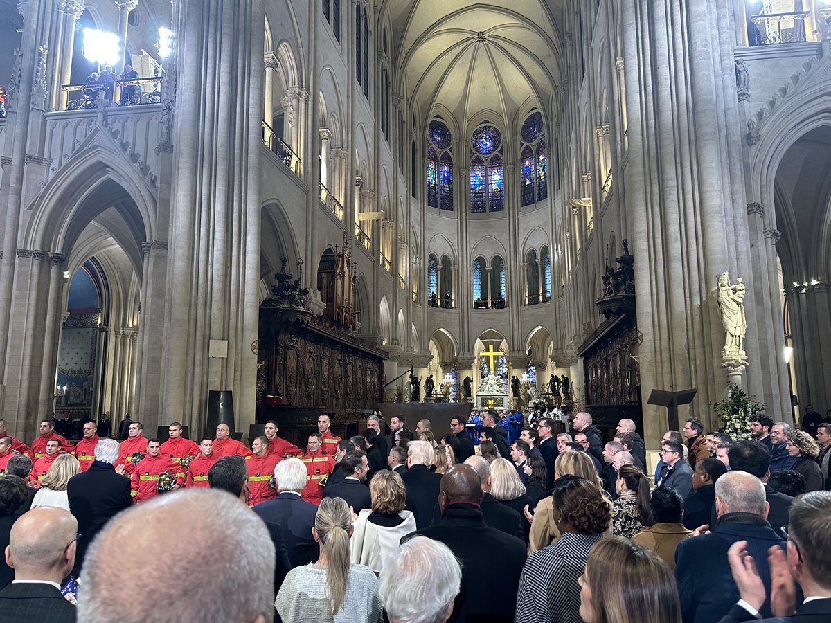 francoislegault's tweet photo. Bonjour tout le monde,

Hier, j’étais à Paris pour représenter le Québec à la réouverture de la cathédrale Notre-Dame-de-Paris. Je remercie le président Macron pour son invitation, qui témoigne du lien unique qui unit nos deux nations depuis le tout début de notre histoire.

Au-delà de la religion, Notre-Dame nous rappelle notre patrimoine commun, notre histoire. On a fait le choix de la laïcité dans nos institutions publiques, et j’en suis fier. Mais ça ne veut pas dire qu’il faut effacer notre passé, dont l’héritage catholique qui a contribué à construire notre nation. On a une dette immense envers des bâtisseurs comme Jeanne Mance, Marie de l’Incarnation, Marguerite d’Youville et le curé Labelle. Leur legs est encore avec nous aujourd’hui, dans nos écoles, nos hôpitaux, nos villages et notre culture. Le Québec moderne ne serait pas le même sans eux. On ne doit pas renier notre histoire. Au contraire, on doit en être fier et la célébrer.

Notre-Dame est l’un des monuments les plus admirés et les plus visités à Paris. Elle a été célébrée par Victor Hugo, chantée par Édith Piaf et Léo Ferré, et Luc Plamondon lui a rendu hommage avec sa chanson « Le temps des cathédrales ». Lors du concert organisé pour la réouverture, Garou a justement représenté le Québec sur scène.

En 2019, quand Notre-Dame a brûlé, le monde entier a été touché. Pour les croyants comme pour les non-croyants, elle fait partie du patrimoine de l’humanité. La restauration de ce monument est un bel exploit, et il y a un peu du Québec là-dedans, grâce au forgeron Mathieu Collette, qui y a contribué. Quelle fierté de voir notre savoir-faire rayonner à l’échelle internationale!

Bon dimanche,

Votre premier ministre.