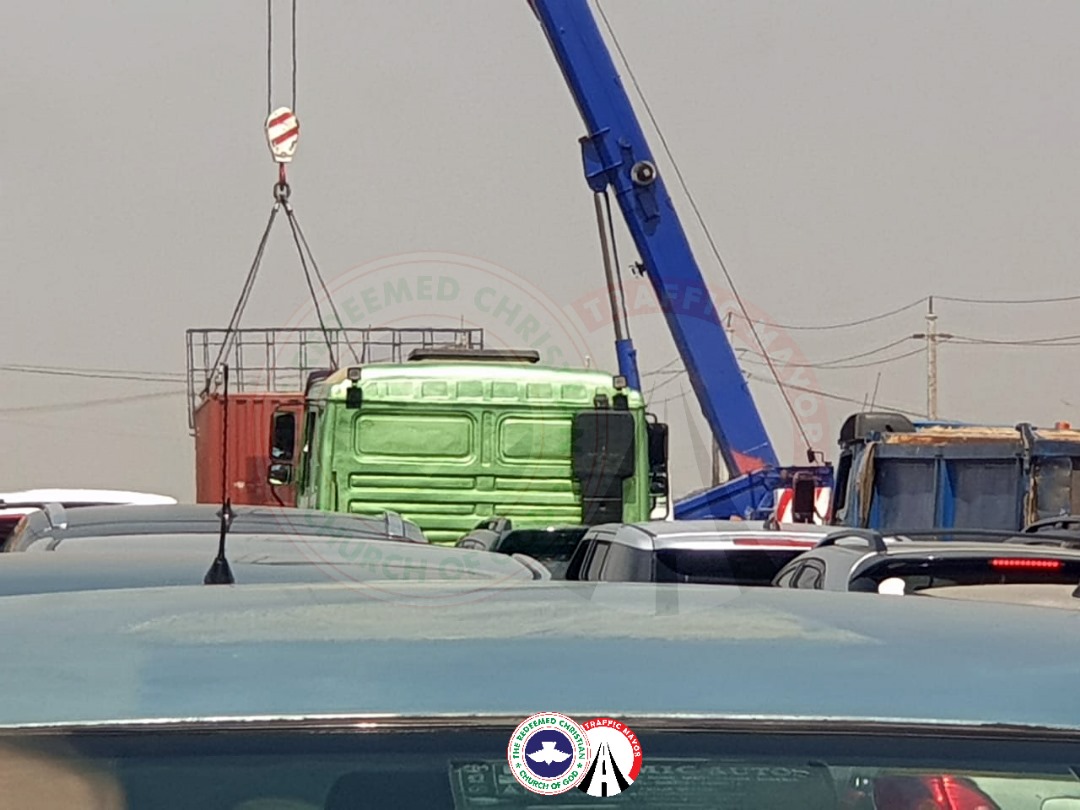 RccgTMofficial's tweet photo. ⚠️ Traffic Alert ⚠️
A container fell on the long bridge causing traffic inward Lagos. Julius Berger is currently coordinating the removal of the said container. Please drive we caution as you approach this area from both sides
#rccgtrafficmayor 
#rccgtmofficial 
#trafficupdate https://t.co/T3WC6Ynr4N