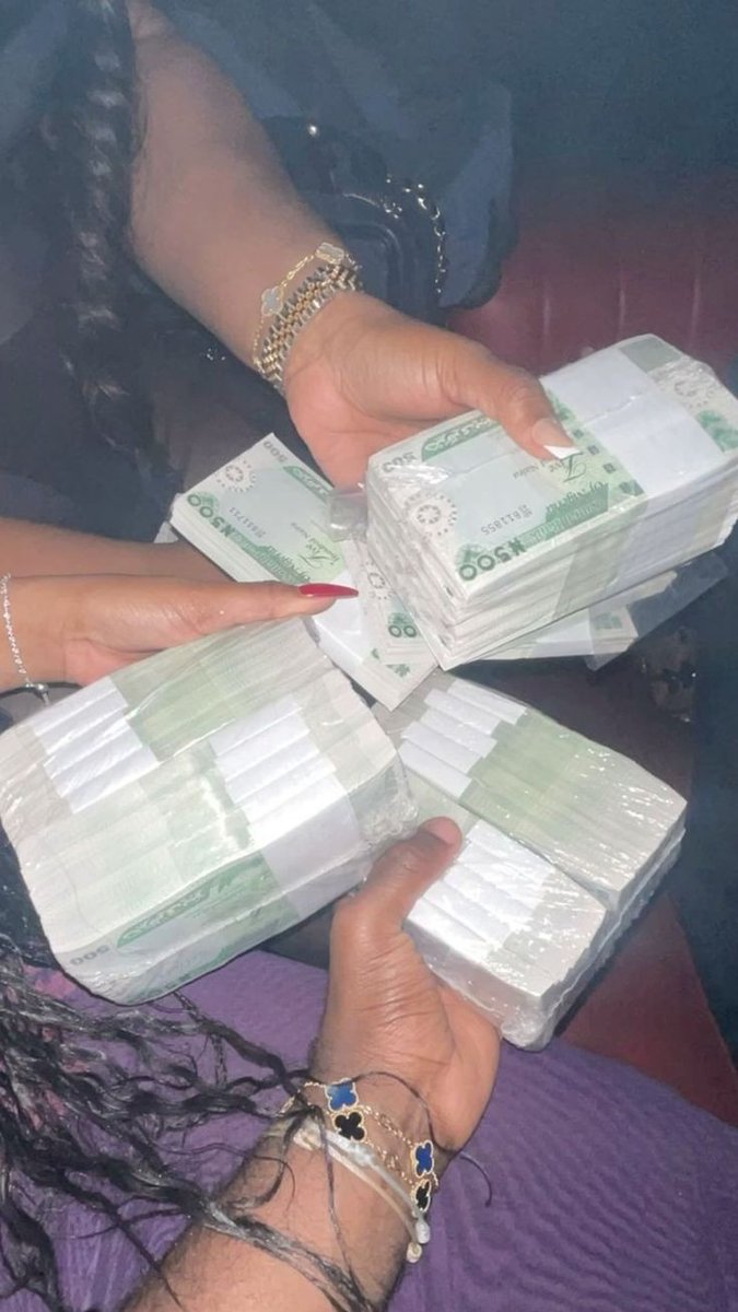 Happy Sunday 🙏🏽

What's the first thing you need before Christmas? ❤️