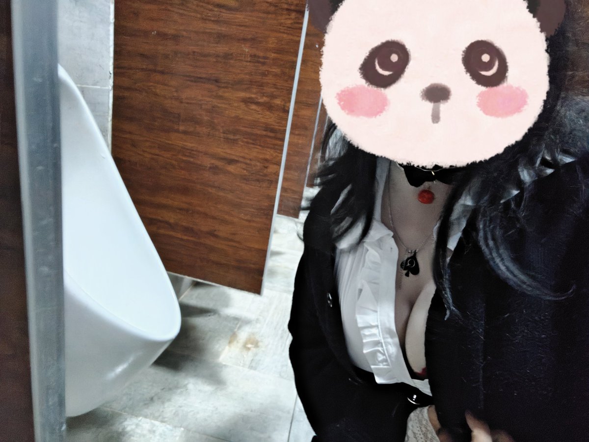sissy_bbc_only's tweet photo. 带着脚铐，项圈，进到一个关不上门的隔间，听到有人就把跳🥚换成了电动假🐔，但幅度太大，铃铛响了。盯着门缝看，好久没有声音，就爬出去。我趴在小便器旁边闻着新鲜的味道，电动🐔在动着。突然发现他没走，对视了大概5秒，外面又进来一个，他们交流了几句，牵起了项圈上的牵引绳把我拽进了隔间... https://t.co/X59Jq6FeHc