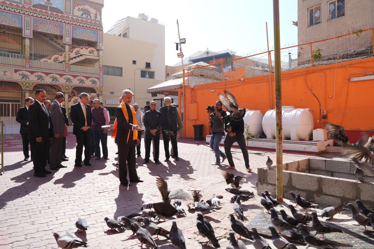 DrSJaishankar's tweet image. Started the day by visiting the 200 year-old Shreenathji Temple in Manama. 

A true symbol of the longstanding India - Bahrain friendship.

🇮🇳 🇧🇭