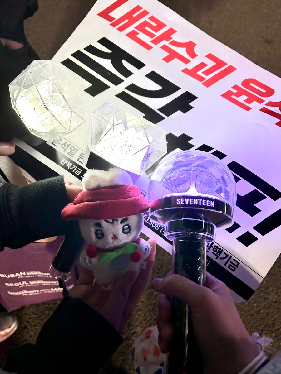 loving_13star's tweet photo. 저도 힘 보태고 왔습니다!!
혼자 멍하니 서있을 때 다가와서 같이 사진찍자구 해주신
익명의 타팬분 사랑합니다🥹 https://t.co/VkQTRrjsCE