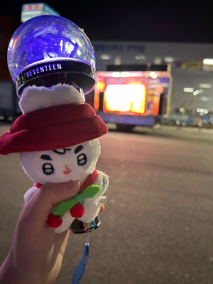 loving_13star's tweet photo. 저도 힘 보태고 왔습니다!!
혼자 멍하니 서있을 때 다가와서 같이 사진찍자구 해주신
익명의 타팬분 사랑합니다🥹 https://t.co/VkQTRrjsCE