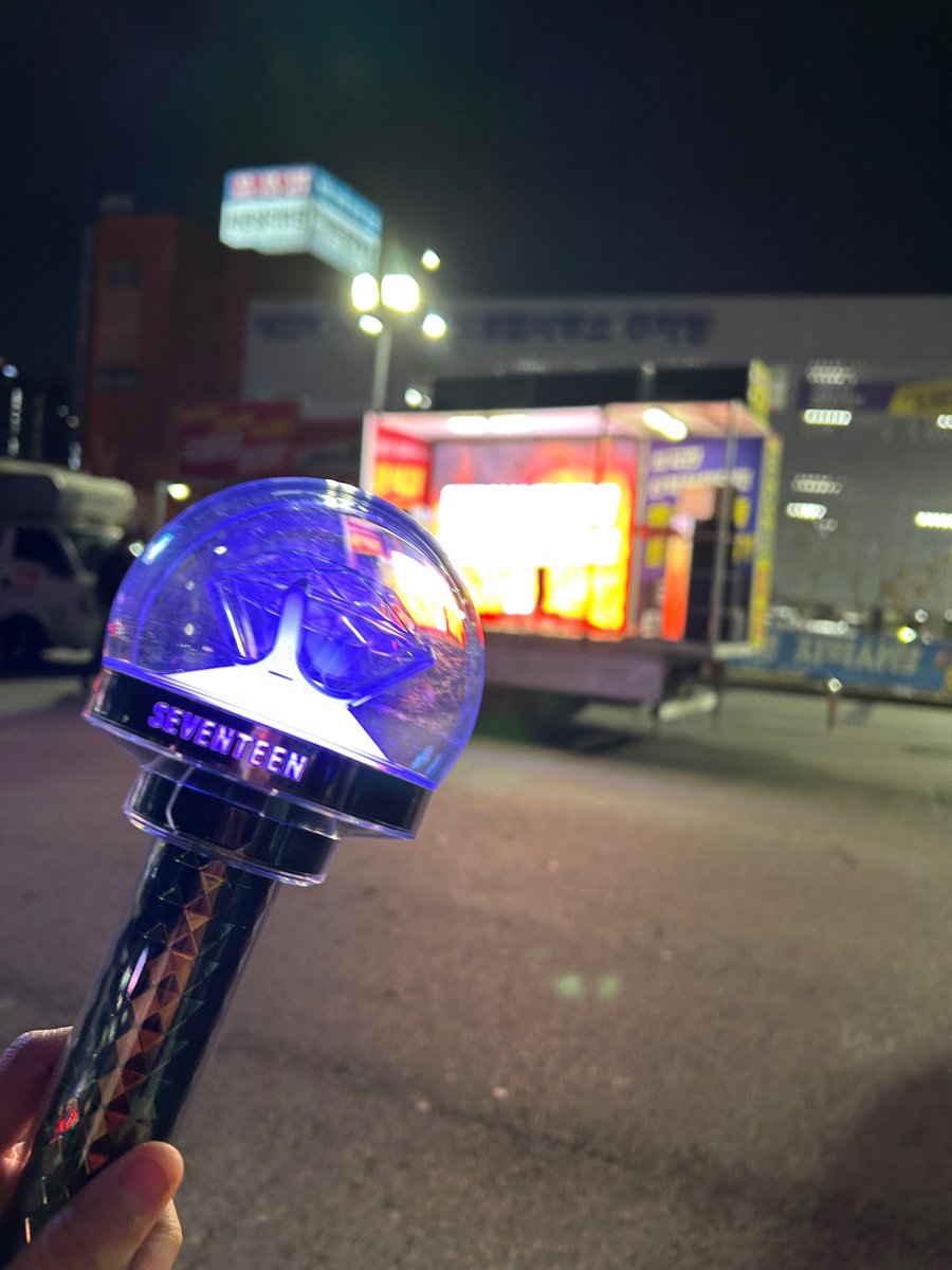 loving_13star's tweet photo. 저도 힘 보태고 왔습니다!!
혼자 멍하니 서있을 때 다가와서 같이 사진찍자구 해주신
익명의 타팬분 사랑합니다🥹 https://t.co/VkQTRrjsCE