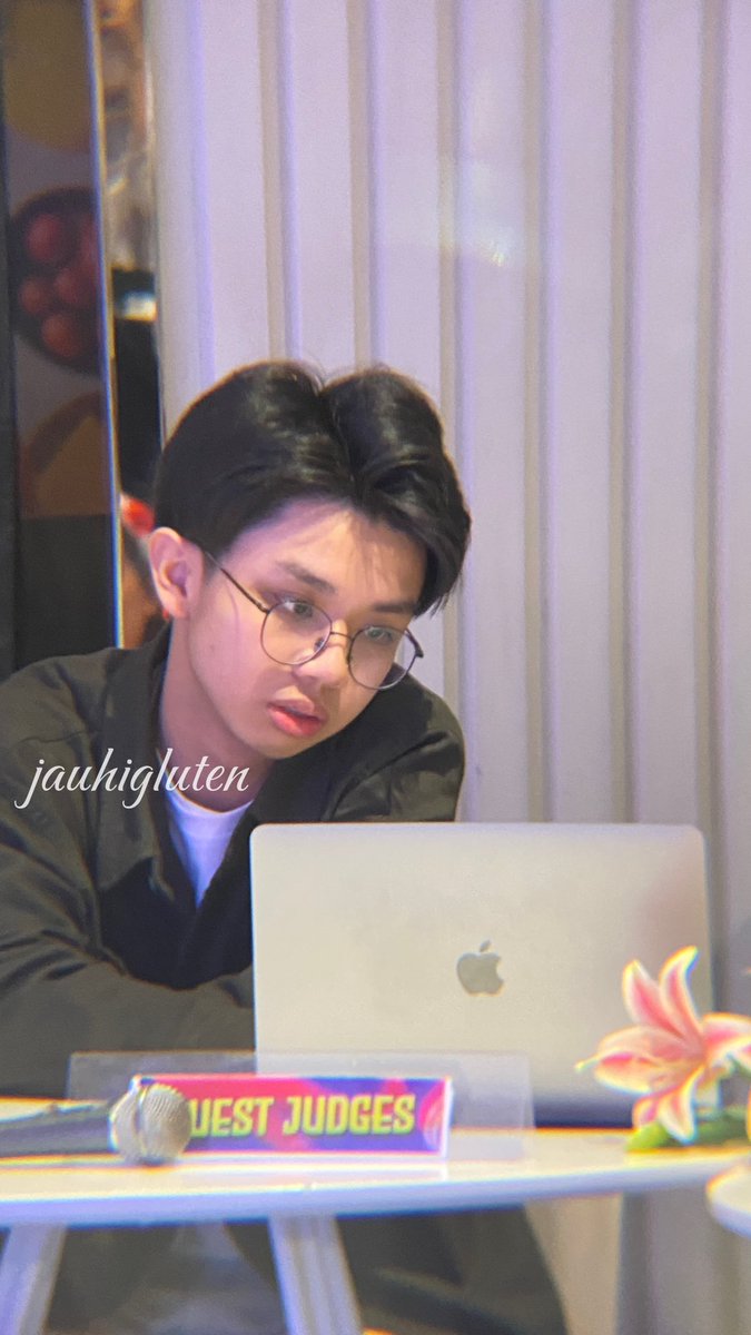 jauhigluten's tweet photo. Mas Kevin atau adek Kevin ya ini ?😩🤏🏻 #imkevin https://t.co/NejD5Pb9Vj