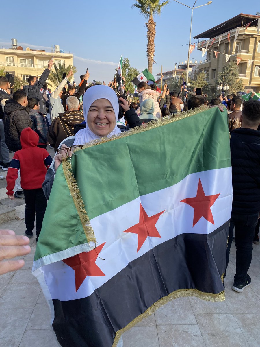 Sumaiyah_Haddad's tweet photo. اللهم لك الحمد حتى ترضى، ولك الحمد إذا رضيت، ولك الحمد بعد الرضا

الحمد لله الذي أحياني حتى يومنا هذا لأشهد انبعاث سوريا حرة من نير الأسد
الحمد لله الذي يسر لي سبيلاً لأكشف عن الشخصيات التي انتحلتها خدمة لثورة شعبي وثأراً لمجزرة حماة دون ال��ساس بسلامة أحد.. https://t.co/C0xP8eBZkg