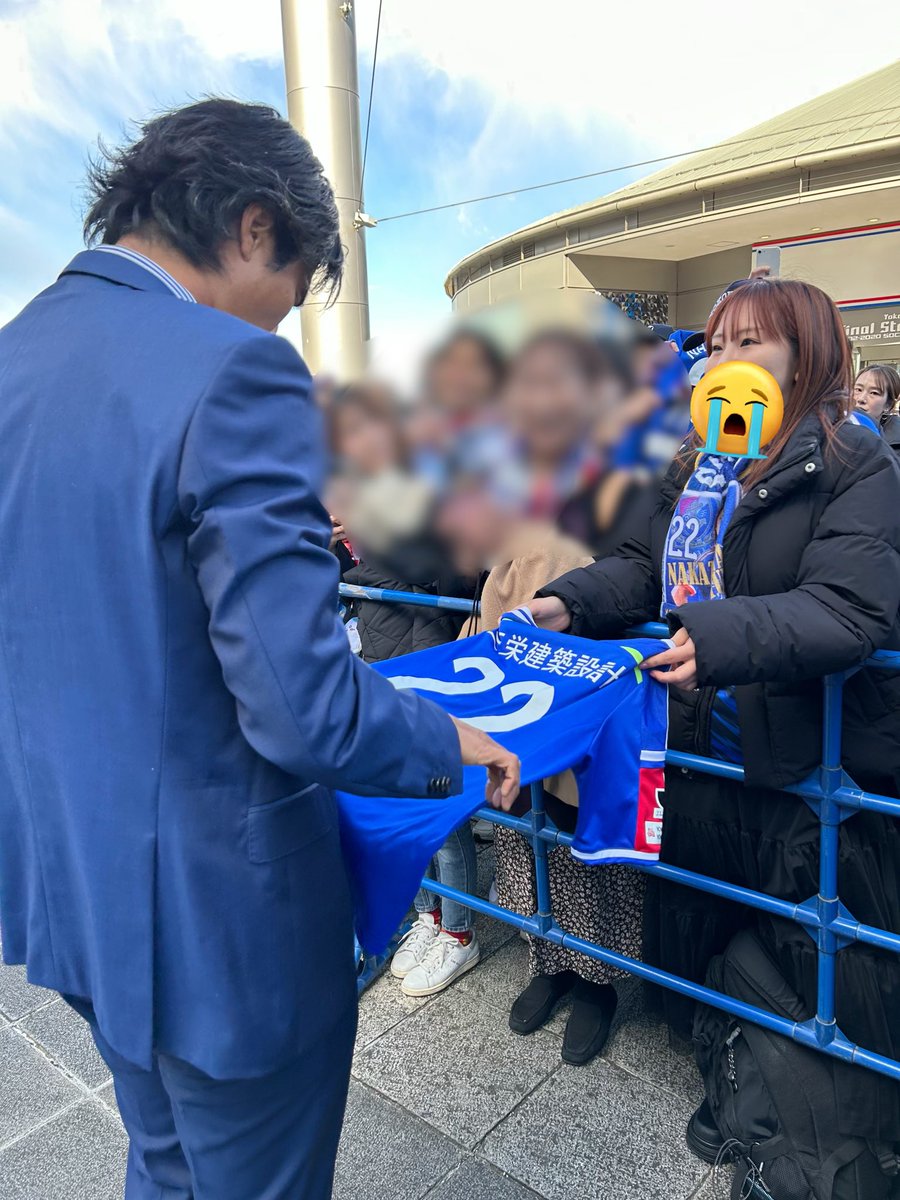 22na_gi's tweet photo. 15年来の夢が叶った、、、こんな日が来るとは😭！！！！！！
握手にサイン、写真まで😭
もう幸せすぎて思い残すことないです人生頑張れますありがとうございます😭
これからも世界一大大大好きで憧れの方です。本当にありがとうございました

#中澤佑二　#fmarinos https://t.co/UXTZLBGEhO