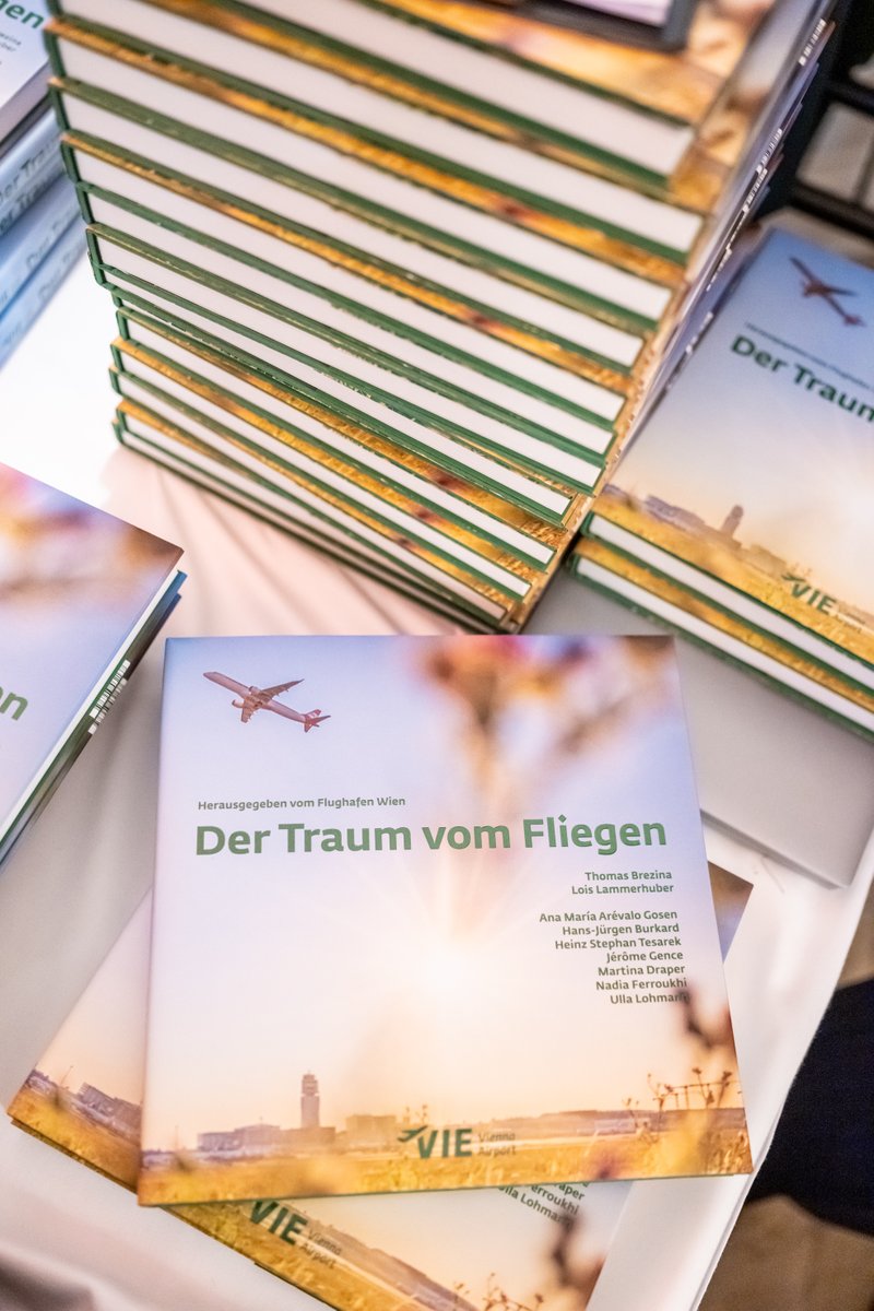 Vor wenigen Tagen wurde "Der Traum vom Fliegen" in der Nationalbibliothek präsentiert. Wir - 8 Fotografen unter der Leitung von Lois Lammerhuber - sind überglücklich dass der Band dem Auftraggeber <a href="/flughafen_wien/">Vienna Airport</a> so gut gefällt wie uns. Fotos: Robert Harson