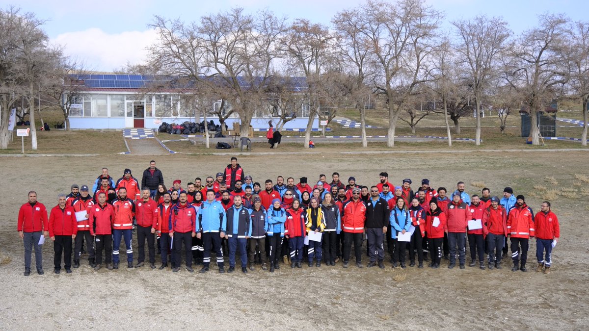 vanumke's tweet photo. UMKE 2. Bölge tatbikatı Van, Ağrı, Bitlis ve Hakkari UMKE'den 75 gönüllü, paydaşlarla 100'ü aşkın katılımcıyla; arama kurtarma, crush, tren ve trafik Kazası etaplarında görevli 1'i helikopter 6 ambulans, 10 UMKE aracı ve 1 Mobil Komuta aracı ile başarılı şekilde tamamlanmıştır. https://t.co/xXiDGIYU7i