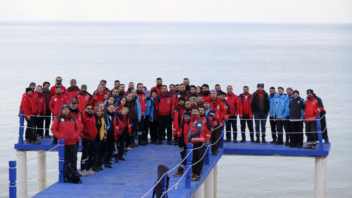 vanumke's tweet photo. UMKE 2. Bölge tatbikatı Van, Ağrı, Bitlis ve Hakkari UMKE'den 75 gönüllü, paydaşlarla 100'ü aşkın katılımcıyla; arama kurtarma, crush, tren ve trafik Kazası etaplarında görevli 1'i helikopter 6 ambulans, 10 UMKE aracı ve 1 Mobil Komuta aracı ile başarılı şekilde tamamlanmıştır. https://t.co/xXiDGIYU7i