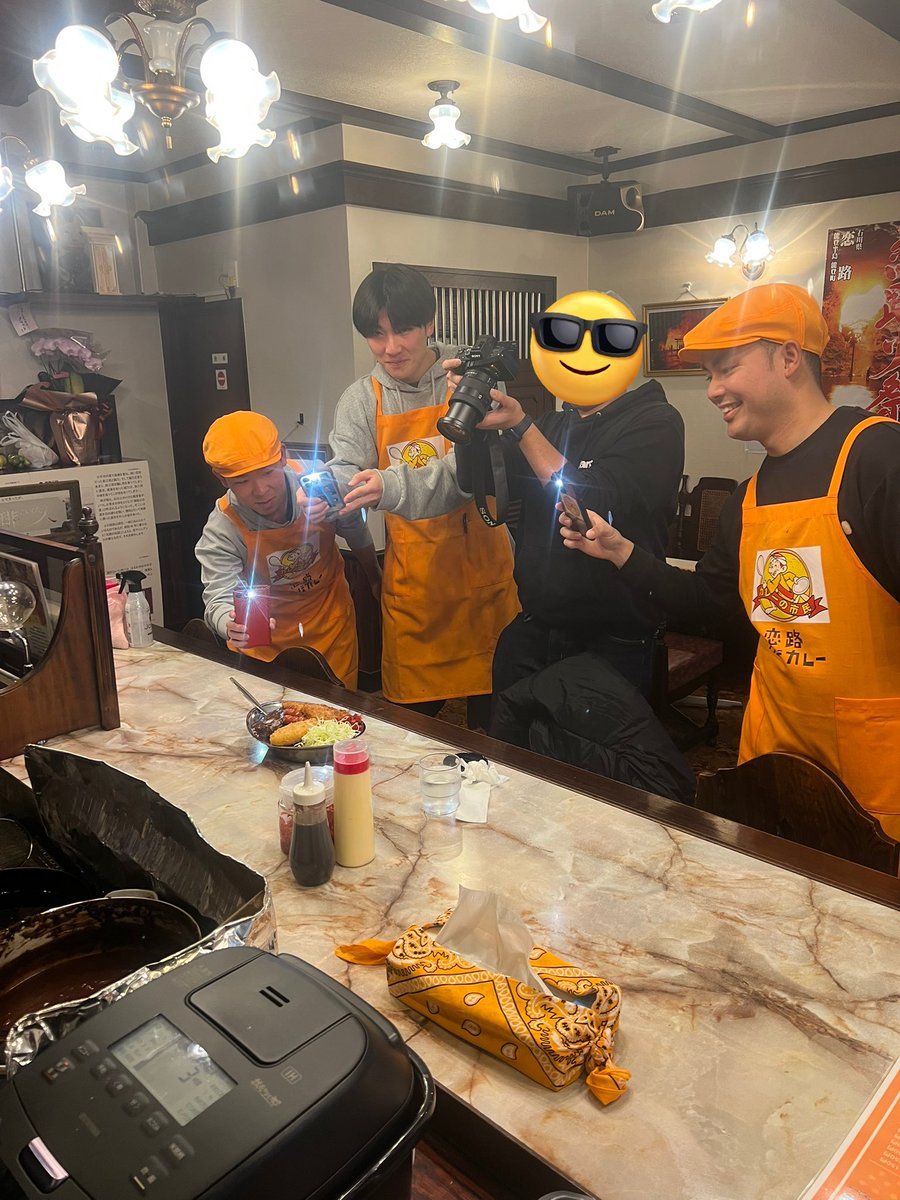 メニューに写真を使うために一眼レフで撮ってもらいました！
皆それぞれの携帯のライトで照らし、
できるだけ明るく取りました😂