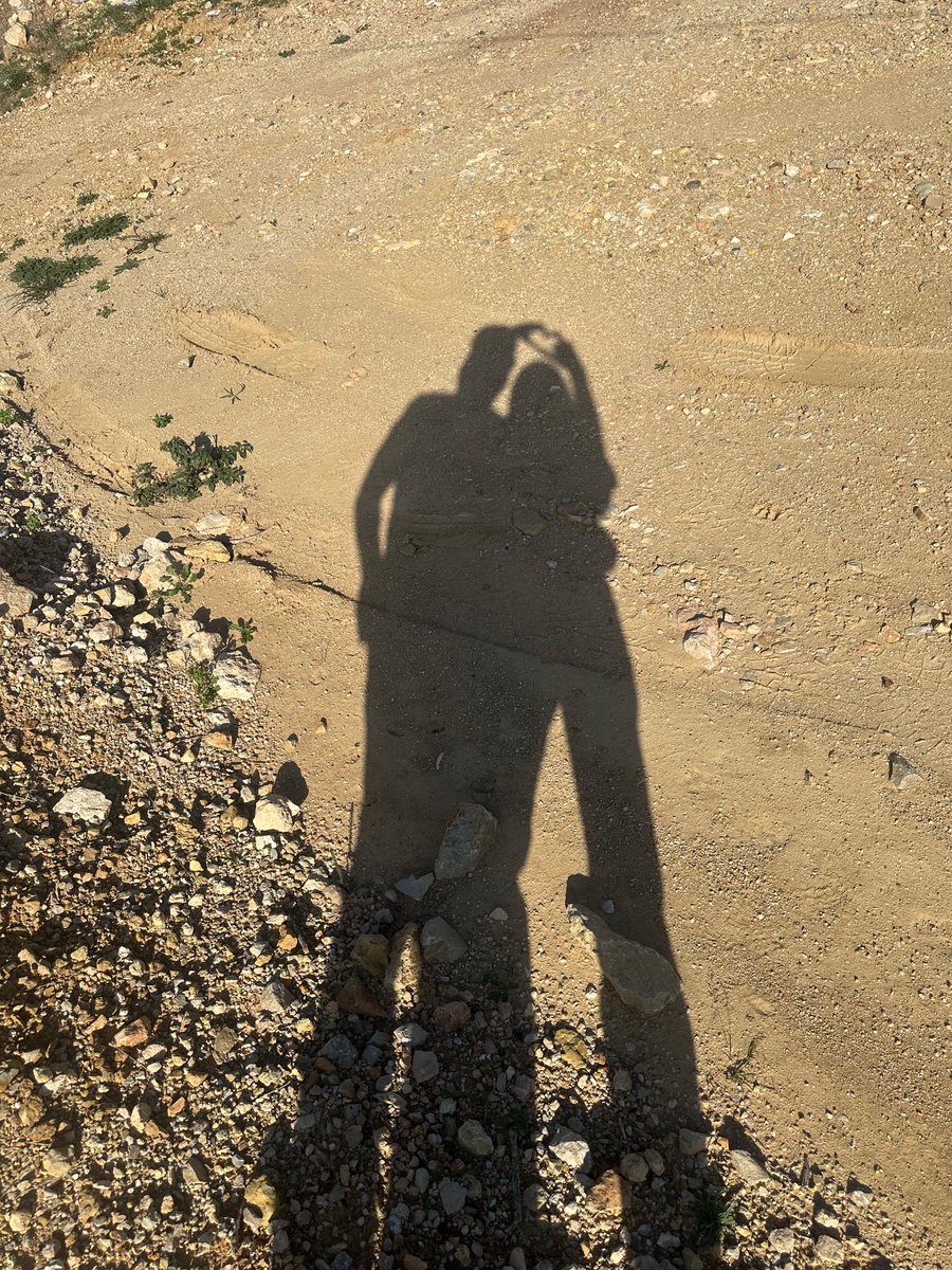 laurapaviatv's tweet photo. El amor por el aire puro en lo alto de la montaña y un intento (🫶🏼) de simbolizarlo con nuestras sombras ☀️🍂. @angelponstv #Breath #RayitosDeSol #Naturaleza #DespidiendoElAño #Memories https://t.co/4uDoU8lFXD