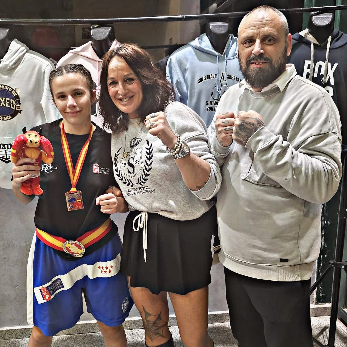 RicardoDiezbox's tweet photo. Ayer pude disfrutar del Campeonato de España de Boxeo amateur, y sobre todo, fue genial, disfrutar del boxeo de Daniela que se convirtió por segundo año consecutivo en campeona de España!!! 🇪🇦🇪🇦🇪🇦
#Boxing #Boxeo #RFEB #boxeoespañol #BoxeoAmateur #CampeonatoEspaña #cartagena https://t.co/RycqMQv4qb