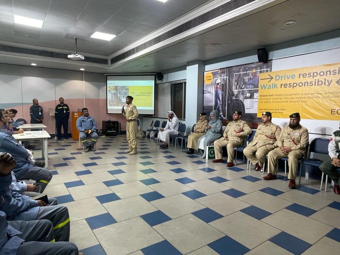 DubaiPoliceHQ's tweet photo. #News | Dubai Police Promotes Awareness of Workers’ Rights and Responsibilities in Jebel Ali
Details:
https://t.co/pSPPgnrpsJ
#YourSecurityOurHappiness
#SmartSecureTogether https://t.co/Jck7hploML