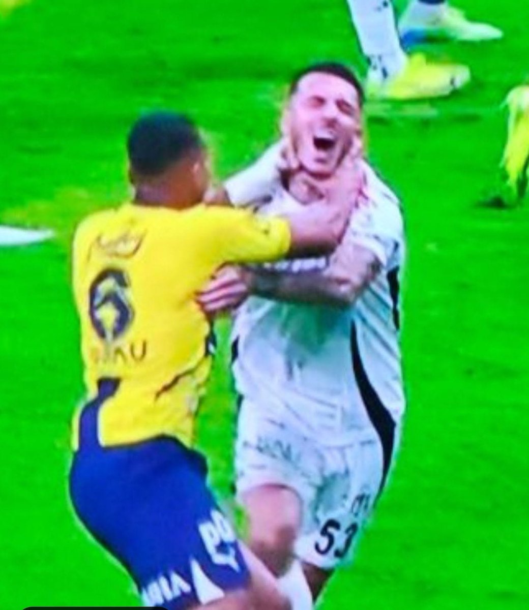 Gulcur's tweet photo. Acun Ilılcalı bu pozisyonu da yabancı hakemler ile paylaşacak mı acaba ? Ya da İbrahim Bey "Beşiktaşın hakkı yendi" diyecek mi #Galatasaray #Fenerbahçe #yapı #TFF #acunilicali https://t.co/BlulBGWpg2