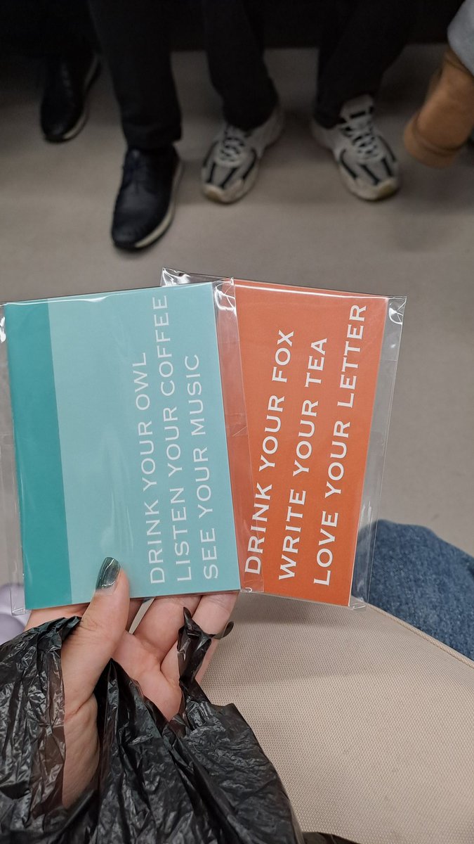 오늘 시위다녀왔구요 노트나눔도 받았어요
날추운데 우리모두 화이팅입니다