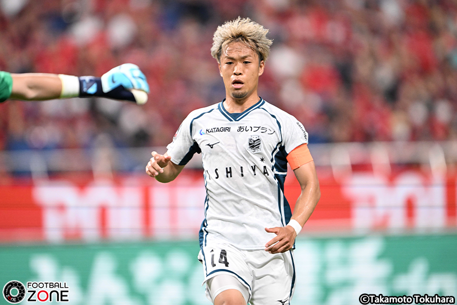 zonewebofficial's tweet photo. 駒井善成が契約満了の舞台裏を明かした🗣️

「話すると言われて、契約の話を三上（大���GM）さんとしたんですけど、やっぱりクラブ規模も縮小しないといけないというなかで、僕と菅（大輝）が契約切れるタイミングで。菅もね、後から聞いたんですけど。

自分もやっぱり年齢的にもいってますし、年俸的なところでも、たぶん他の選手よりは受け取っているというところで、そういうところで抱え切ることは難しいということを言われたので、もちろんそのことは理解できますし、自分の責任でJ2に落としてしまったのもあるので、仕方ないなとは思いました。

ダウン提示はあるのかなという感じでは思っていたんですけど、契約がないということを知ったので、まあ仕方ないことだなと思いました」

#駒井善成 #consadole
