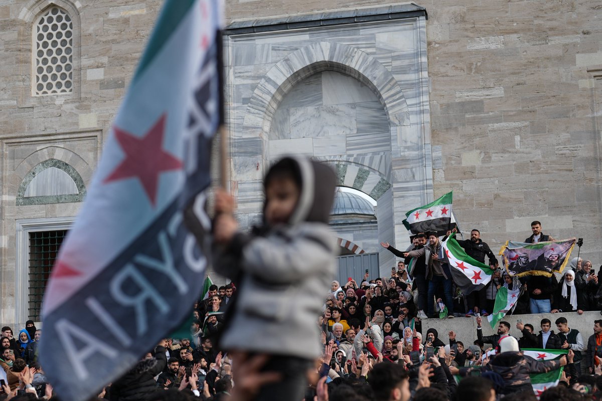 haluk's tweet photo. Mazlumlar bir kez daha zalimi yendi...

61 yıllık karanlık bir dönemin ardından Suriye halkı ülkesine sahip çıkarak özgürlüğüne kavuştu.

Bu devrim zalim bir rejimin sonunun yanı sıra halkın iradesinin tecellisi ve adaletin zaferidir.

Büyük fedakârlıklarla kazanılan bu başarı tüm insanlık için umut dolu bir ilham kaynağıdır.

Özgür, adil, barış dolu bir Suriye...