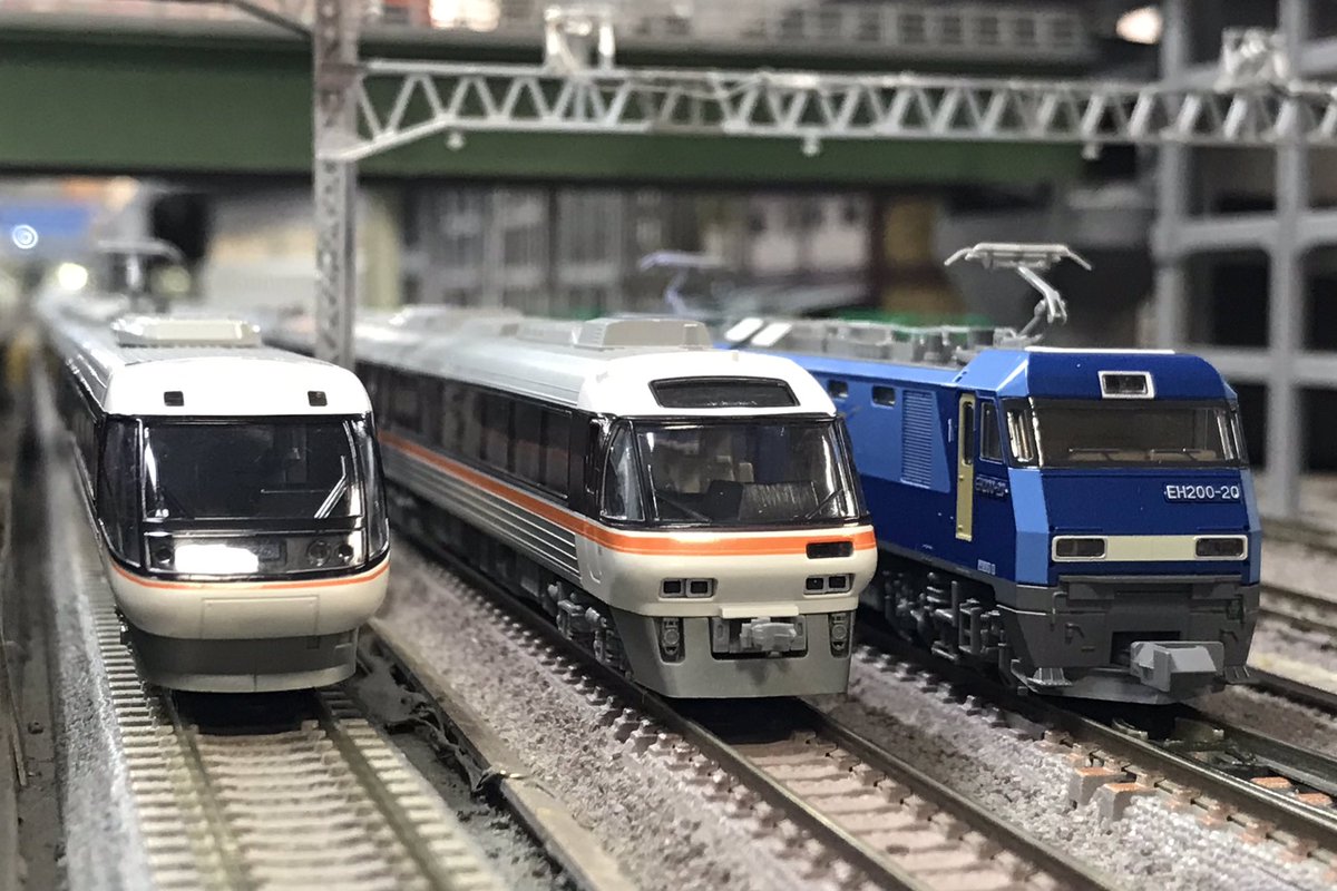 Re_Color_train's tweet photo. 【東京・本店4階】本日ご来店のお客様③

特急しなの、特急ひだ、EH200電気機関車の並びです！

#リカラー #Re_Color #レンタルレイアウト  #鉄道模型 #Nゲージ #鉄道ジオラマ #diorama https://t.co/PPIpymkTzF
