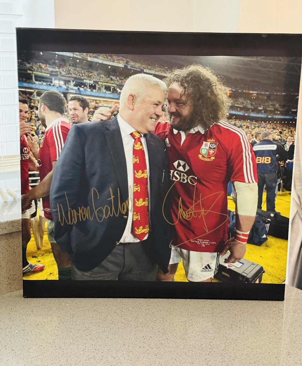 TomJ_11's tweet photo. Auctioning these items. Drop me a DM if you’re interested 📥. Please swipe right to see the list of sports memorabilia. In aid of Dreams &amp; Wishes #PleaseRT https://t.co/zeqUXRd25N