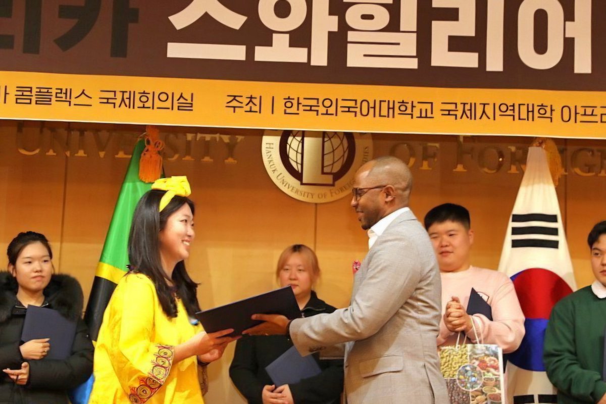 tonytogolani's tweet photo. The 1st Swahili Language Speech Contest held in Seoul, South Korea, was a remarkable event with 55 young Koreans participating. Organized by the Embassy of Tanzania in Seoul and the Hankuk University of Foreign Studies, I had the privilege to listen to the 11 finalists and awarded the winners.

https://t.co/ZQlCoz1H75