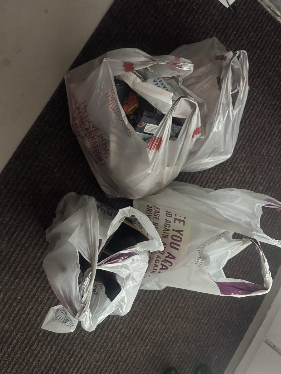 Janeylou78's tweet photo. @Ocado please can you tell me why I have been charged for 8 bags when I have only received 4 with my order ?? https://t.co/HiN3TGR6w7