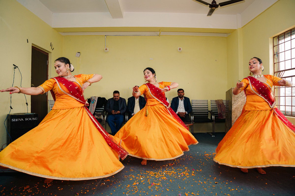 IndiaInNepal's tweet image. Kathak dance exponent Ms. Shikha Sharma and her troupe from 🇮🇳 engaged with local students at a #HICDP school Shree Ram Naresh Yadav Adarsh Model Secondary School, Rohini-3, Rupandehi that was built with Indian assistance. The troupe introduced the students to the style of Kathak