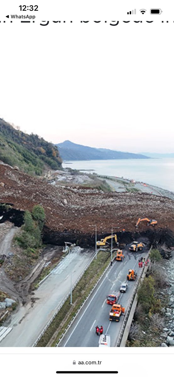 nacigorur's tweet photo. Artvin uluslararası sahil yolu heyelan nedeniyle trafiğe kapanmış. Şu anda bir can kaybı bildirilmiyor. Benim anlamadığı şey bu yol yapılırken gerektiği yerlerde heyelan tehlikesine karşı önlem alınmıyor mu? Heyelan yapabilecek kesimleri yespit etmek bu kadar mı zor? Mühendislik? https://t.co/zK9RCzCvUh