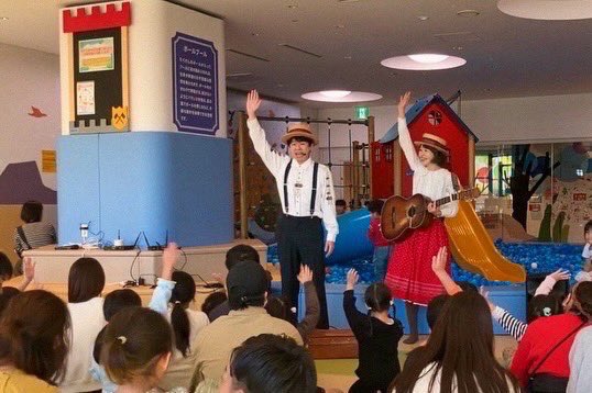 banpakutoanna's tweet photo. 今日は大和市シリウスの『屋内こども広場』で絵本うたショー！
季節ごとに来させていただいて、一年経ちました！

今回は100名の方に集まっていただいたそうです。

毎度お馴染みの顔も見えたり、スタッフの皆様もいつも本当にありがとうございます！！
今日も楽しい日をありがとうございました。 https://t.co/A2CDuK0yLb