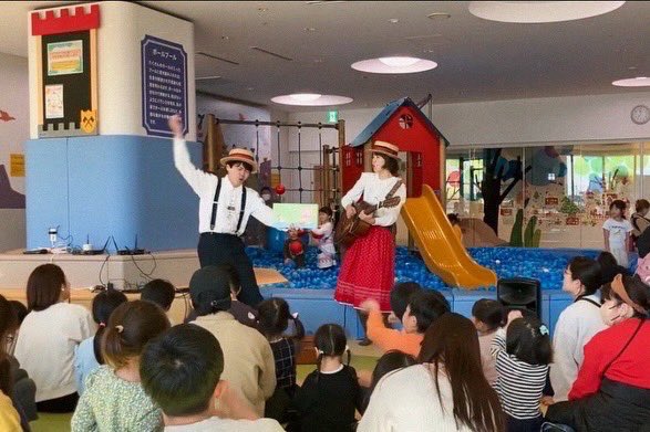 banpakutoanna's tweet photo. 今日は大和市シリウスの『屋内こども広場』で絵本うたショー！
季節ごとに来させていただいて、一年経ちました！

今回は100名の方に集まっていただいたそうです。

毎度お馴染みの顔も見えたり、スタッフの皆様もいつも本当にありがとうございます！！
今日も楽しい日をありがとうございました。 https://t.co/A2CDuK0yLb