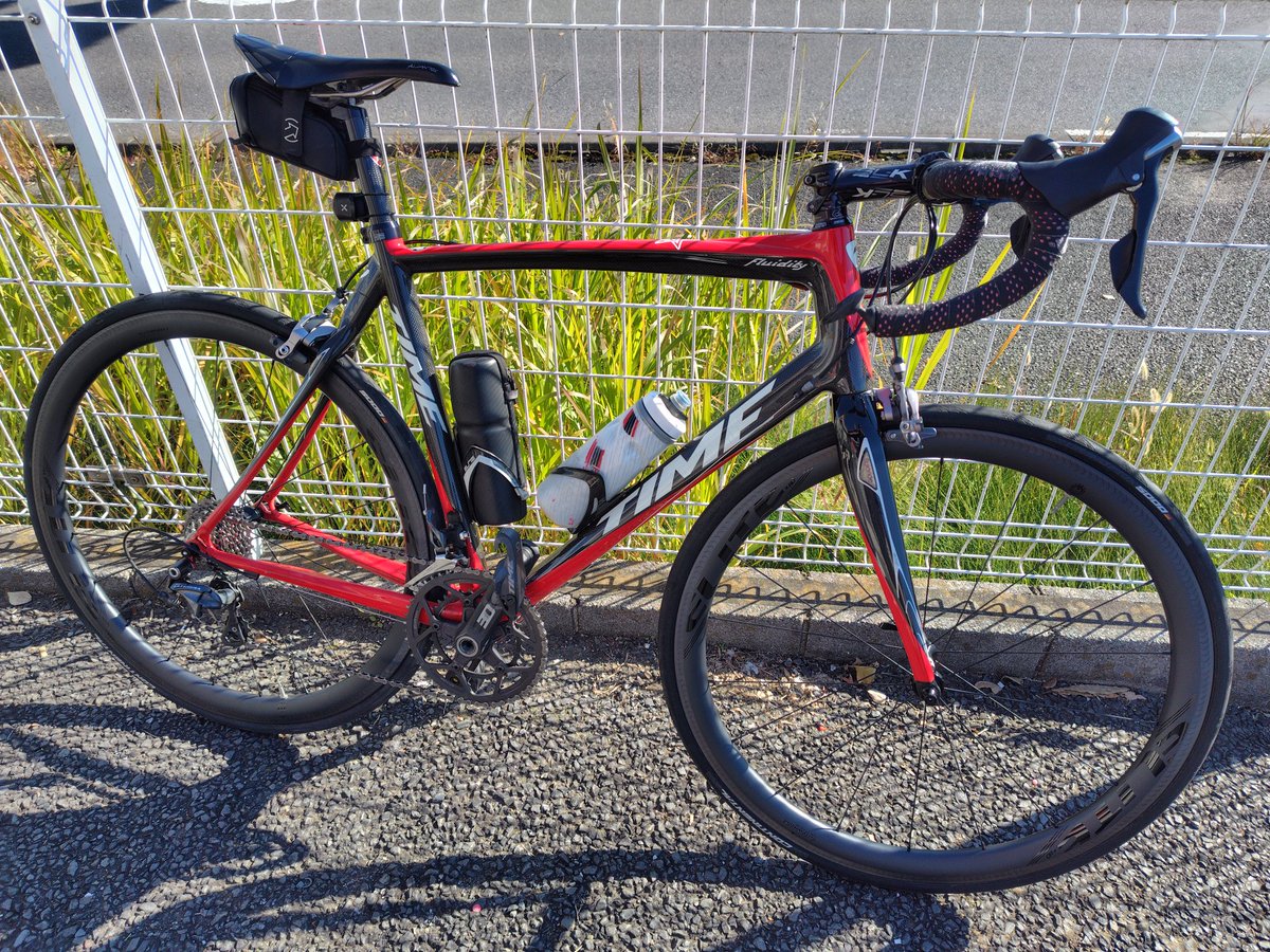 kaztime2's tweet photo. アリエクのセールで買った初めてのカーボンホイールが先日着弾😄
レースはやらずサイクリングメインなので脚に優しそうなエリートのEdge40にしました
セール価格で７万を少し下回る安さだったので思わずポチッと😅
���日初ライドしてきたけど1291gと軽いので坂が速く楽に登れる😇 https://t.co/2mCzaJFH4I