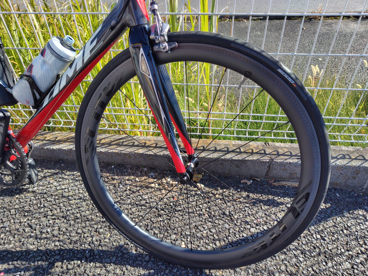 kaztime2's tweet photo. アリエクのセールで買った初めてのカーボンホイールが先日着弾😄
レースはやらずサイクリングメインなので脚に優しそうなエリートのEdge40にしました
セール価格で７万を少し下回る安さだったので思わずポチッと😅
���日初ライドしてきたけど1291gと軽いので坂が速く楽に登れる😇 https://t.co/2mCzaJFH4I