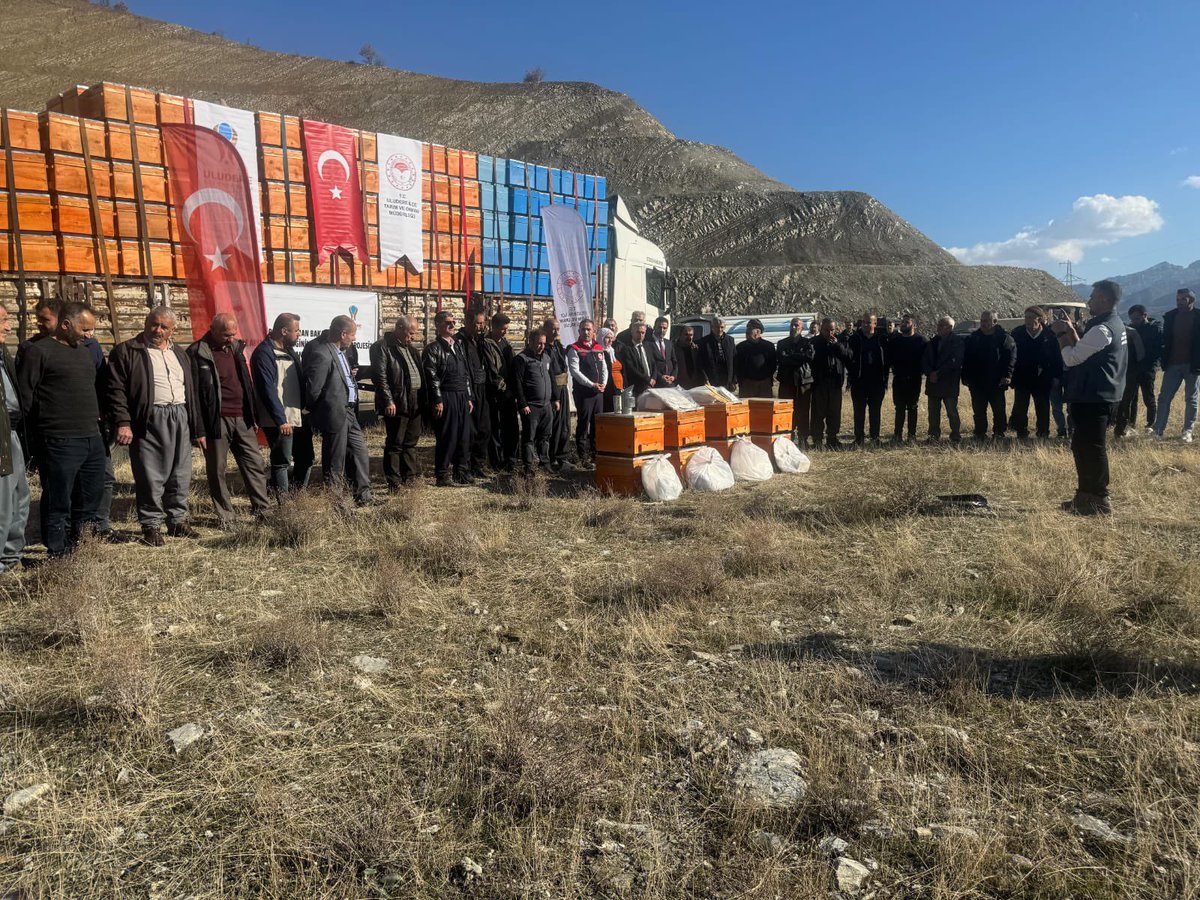 TR_HAYGEM's tweet photo. Genel Müdürlüğümüz ve Şırnak Valiligi İl Özel İdaresi destekleriyle yürütülen, Şırnak Kırsalında Arıcılığı Geliştirme ve Uludere Arıcılığı Geliştirme Projeleri kapsamında Şırnak Tarım ve Orman İl Müdürlüğü tarafından arı seti ve arı kovanı dağıtımına başlanıldı.

Şırnak ili ve ilçelerinde %30 çiftçi katkısı ile uygulanan proje kapsamında 461 arıcımıza arıcı seti ve 4.600 adet Arı kovanı dağıtımı gerçektirilecektir.

@TCTarim 
@ibrahimyumakli 
@AhmetGumen