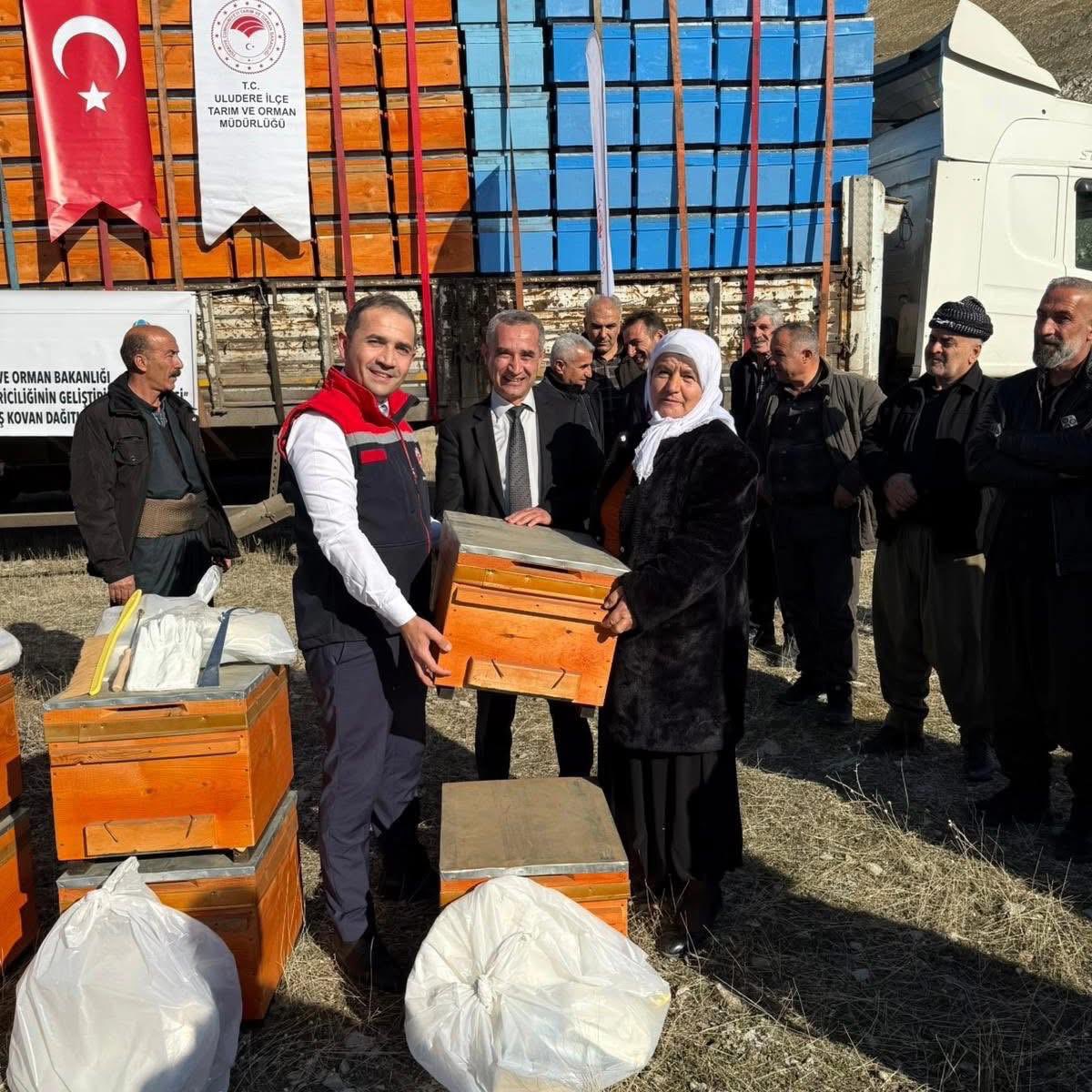TR_HAYGEM's tweet photo. Genel Müdürlüğümüz ve Şırnak Valiligi İl Özel İdaresi destekleriyle yürütülen, Şırnak Kırsalında Arıcılığı Geliştirme ve Uludere Arıcılığı Geliştirme Projeleri kapsamında Şırnak Tarım ve Orman İl Müdürlüğü tarafından arı seti ve arı kovanı dağıtımına başlanıldı.

Şırnak ili ve ilçelerinde %30 çiftçi katkısı ile uygulanan proje kapsamında 461 arıcımıza arıcı seti ve 4.600 adet Arı kovanı dağıtımı gerçektirilecektir.

@TCTarim 
@ibrahimyumakli 
@AhmetGumen