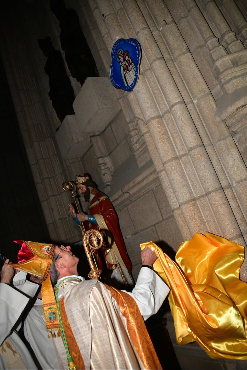 MgrPABozo's tweet photo. Un an après la consécration de notre diocèse au cœur de Jésus et Marie, auprès de la statue de Notre-Dame de Paris lors de la réouverture de la cathédrale, je lui confie chacun de vous et vous invite à redire la prière de consécration avec confiance. +Mgr PAB https://t.co/M35Ep6V4EY