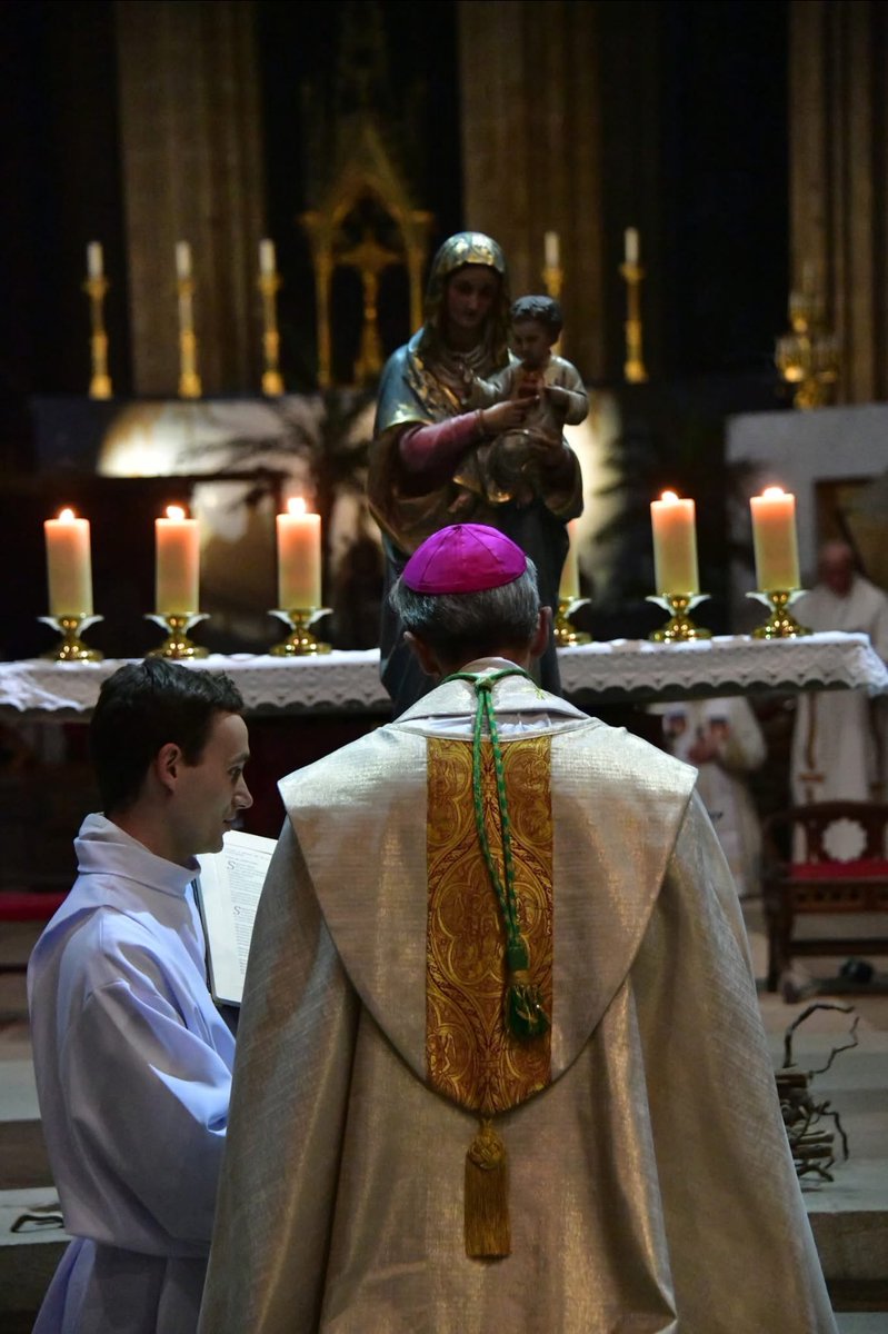 MgrPABozo's tweet photo. Un an après la consécration de notre diocèse au cœur de Jésus et Marie, auprès de la statue de Notre-Dame de Paris lors de la réouverture de la cathédrale, je lui confie chacun de vous et vous invite à redire la prière de consécration avec confiance. +Mgr PAB https://t.co/M35Ep6V4EY