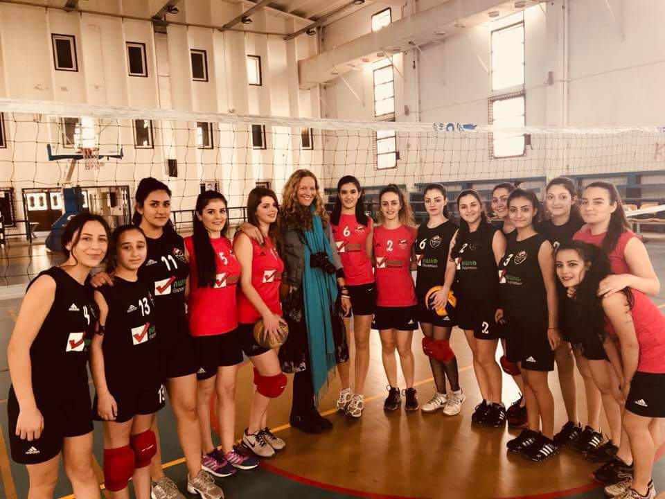 DaniMayakovski's tweet photo. A la izquierda, mujeres sirias en el equipo nacional de volleyball bajo el régimen aconfesional de Assad.

A la derecha, mujeres sirias bajo la "libertad" y la "democracia" de los yihadistas de Al Qaeda/ISIS de Idlib, que tomaron hoy el poder en Siria apoyados por Occidente.

Los mismos medios occidentales que apoyan hoy esto en Siria, son los que luego se hacen los preocupados por las mujeres de Irán.