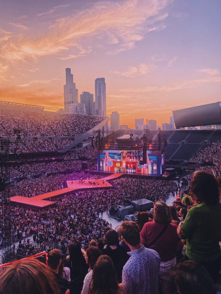 romaricharlz13's tweet photo. The Eras era is the best era EVER! The friendship bracelets, the witty outfits, the tour chants and inside jokes, the memories we all shared along the way, the dancing along with 70,000 people who share the same love and passion towards Taylor’s music. 

LONG LIVE #TSTheErasTour https://t.co/ZxEuMfJOB7