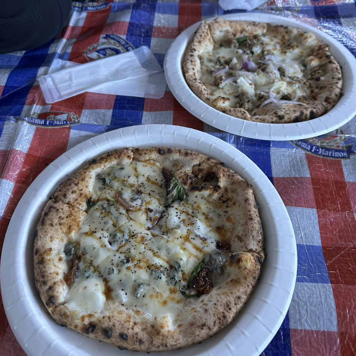 kaorinyfm's tweet photo. 今日のパーティ🎈
#PIZZAVAN さんの
サルシッチャとゴルゴンゾーラ‼️
サルシッチャだいすき
ゴルゴンゾーラ最強
#fmarinos #CDA #マリノススタグル https://t.co/i04AQ1oDcZ