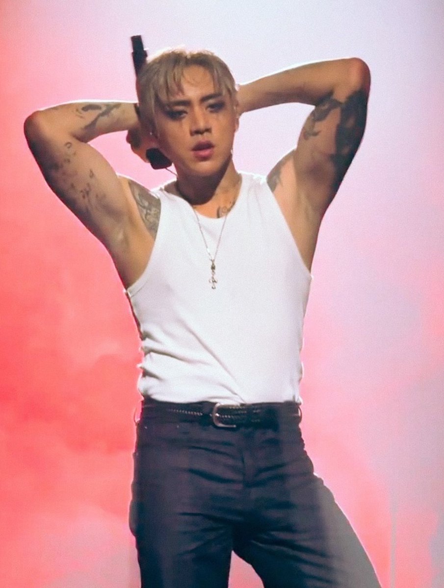 miitoreborn's tweet photo. OMFG ??? HELLO ?? CHRISTIAN YU SIR ??? https://t.co/nfuWhmBBOQ