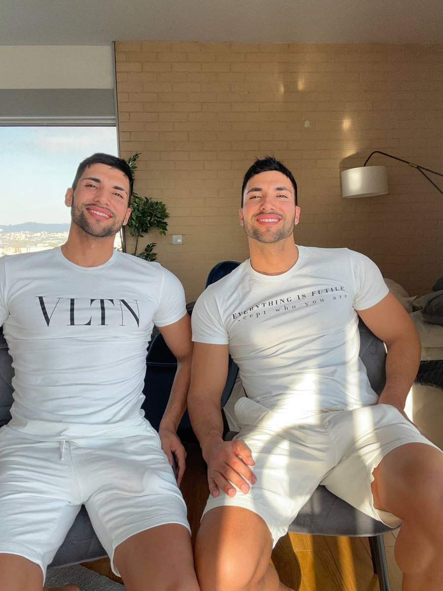 Sending our D pic to everyone who reply "hi"