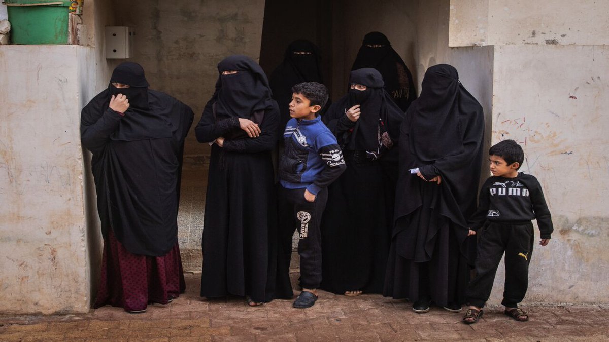 DaniMayakovski's tweet photo. A la izquierda, mujeres sirias en el equipo nacional de volleyball bajo el régimen aconfesional de Assad.

A la derecha, mujeres sirias bajo la "libertad" y la "democracia" de los yihadistas de Al Qaeda/ISIS de Idlib, que tomaron hoy el poder en Siria apoyados por Occidente.

Los mismos medios occidentales que apoyan hoy esto en Siria, son los que luego se hacen los preocupados por las mujeres de Irán.